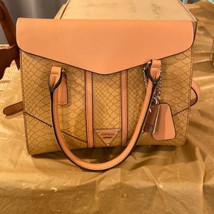 Beautiful Guess bag.